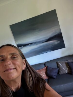 Anne Hjernøe Instagram - De sidste 5 år har vi ledt efter et maleri der kan hænge over sofaen, som er noget så grå;) Det skulle være “stille” men smukt, dragende og stemningsfyldt, i en stue der er fyldt med farver på de andre vægge, reoler med bøger und alles. I går fandt jeg det. I dag flyttede det hjem til mig. Det her er IKKE en reklame, det er bare ren glæde. Tak @brixsidsel jeg er helt lykkelig for det❤️