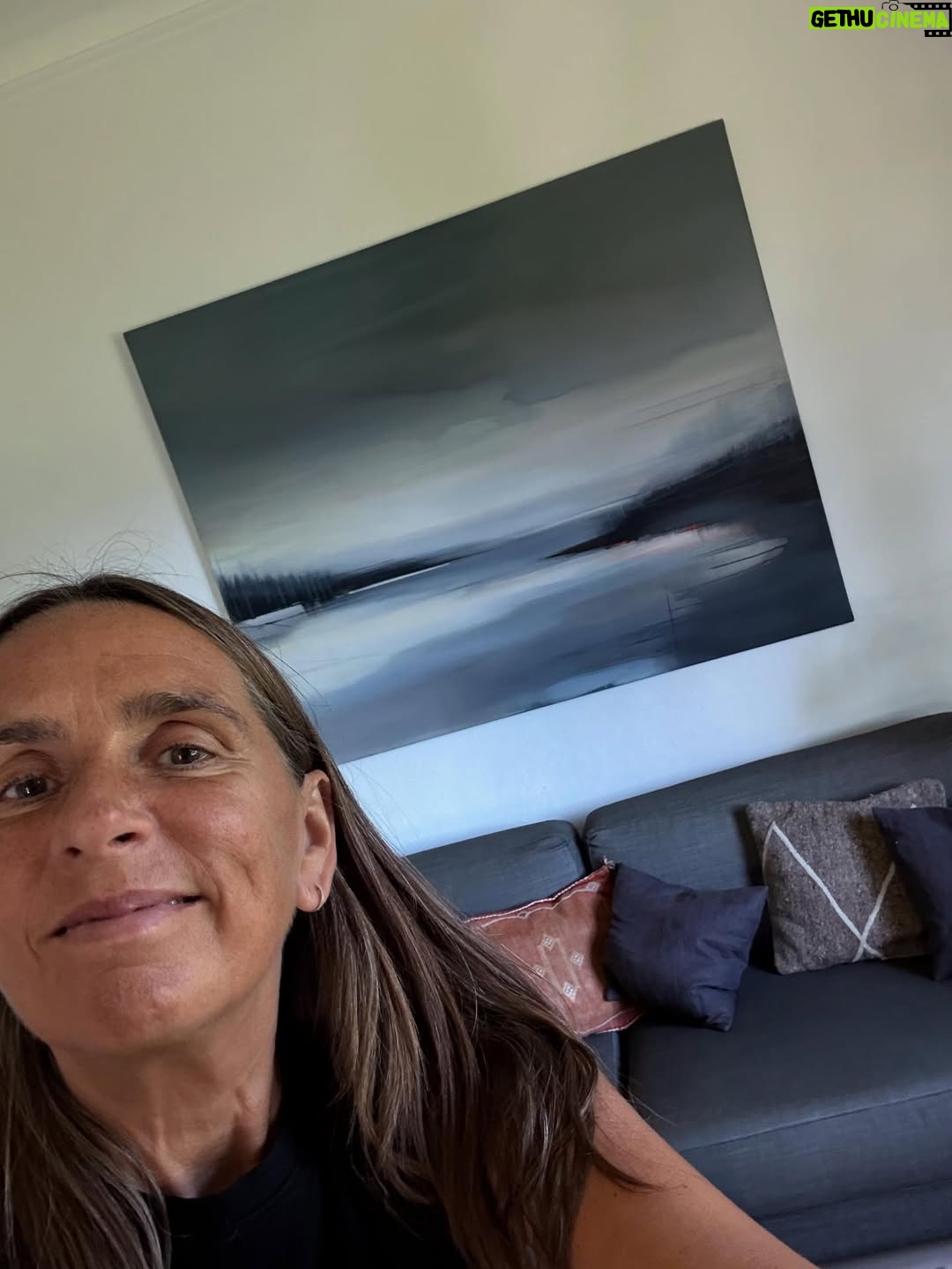 Anne Hjernøe - 4.1K Likes - De sidste 5 år har vi ledt efter et maleri der kan hænge over sofaen, som er noget så grå;) Det skulle være “stille” men smukt, dragende og stemningsfyldt, i en stue der er fyldt med farver på de andre vægge, reoler med bøger und alles. I går fandt jeg det. I dag flyttede det hjem til mig. Det her er IKKE en reklame, det er bare ren glæde. Tak @brixsidsel jeg er helt lykkelig for det❤️