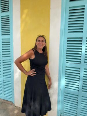 Anne Hjernøe Instagram - Når man gerne vil fotograferes foran det pæne hus;) Hjemme igen efter et par uger i Andalusien & på Mallorca. Fyldt fint op af solskin & godt selskab. Nu venter efterårsmåneder med bogskrivning, foredrag, podcasts & optagelser som jeg nok skal fortælle mere om senere❤️
