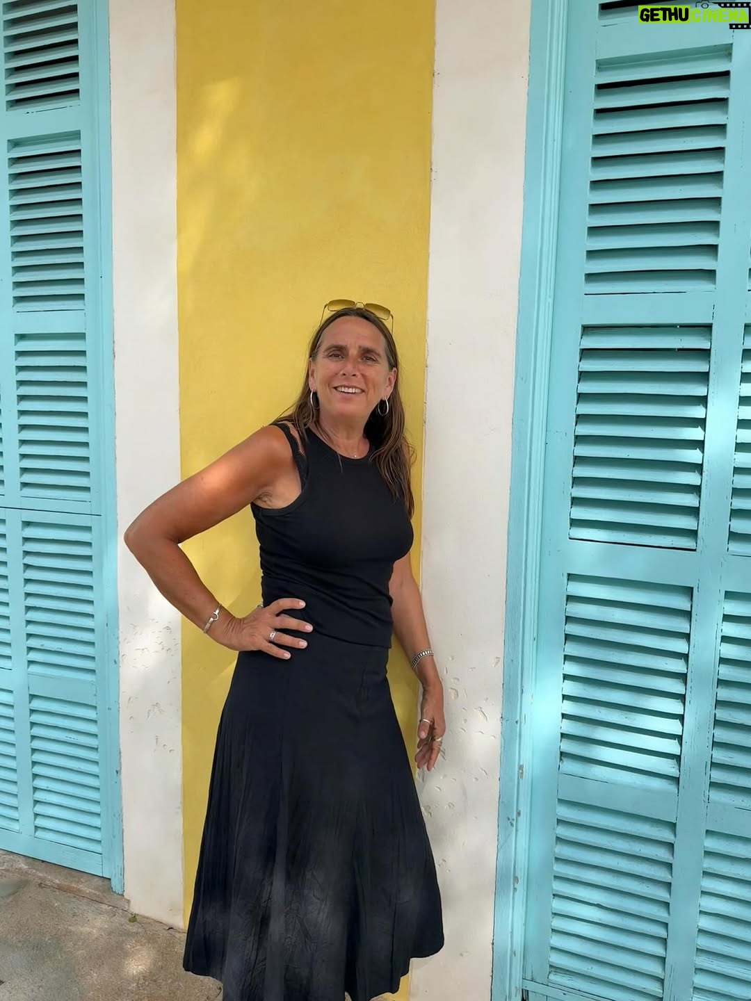 Anne Hjernøe - 3.8K Likes - Når man gerne vil fotograferes foran det pæne hus;) Hjemme igen efter et par uger i Andalusien & på Mallorca. Fyldt fint op af solskin & godt selskab. Nu venter efterårsmåneder med bogskrivning, foredrag, podcasts & optagelser som jeg nok skal fortælle mere om senere❤️