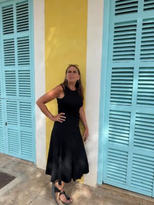 Anne Hjernøe Instagram - Når man gerne vil fotograferes foran det pæne hus;) Hjemme igen efter et par uger i Andalusien & på Mallorca. Fyldt fint op af solskin & godt selskab. Nu venter efterårsmåneder med bogskrivning, foredrag, podcasts & optagelser som jeg nok skal fortælle mere om senere❤️