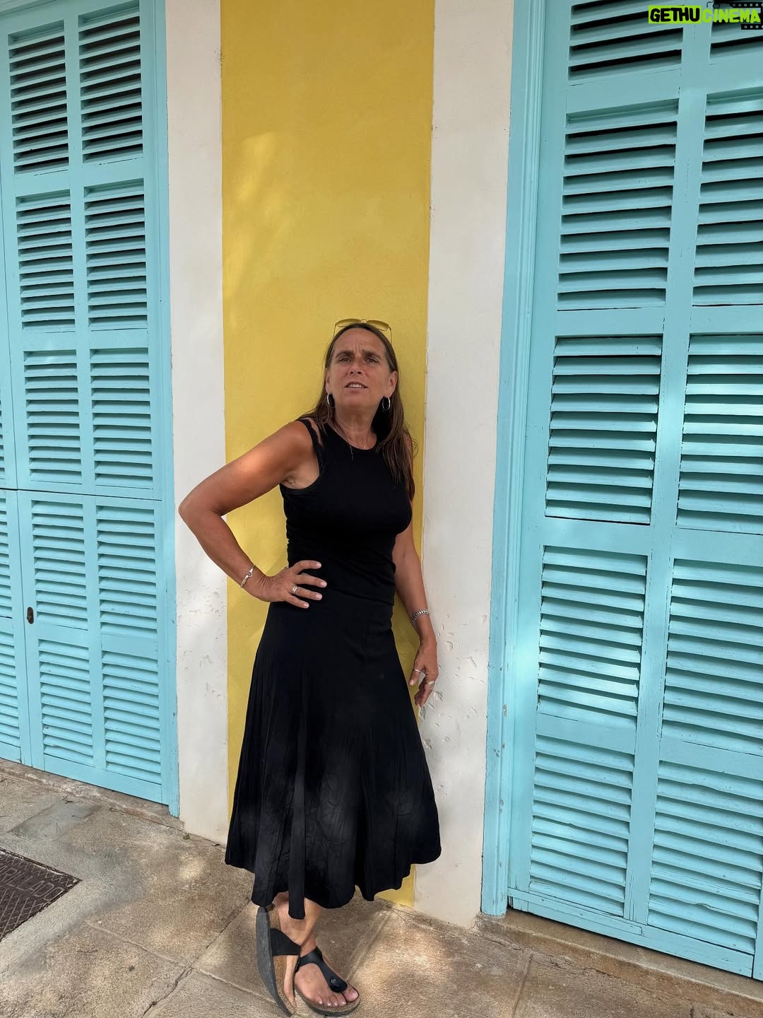 Anne Hjernøe - 3.8K Likes - Når man gerne vil fotograferes foran det pæne hus;) Hjemme igen efter et par uger i Andalusien & på Mallorca. Fyldt fint op af solskin & godt selskab. Nu venter efterårsmåneder med bogskrivning, foredrag, podcasts & optagelser som jeg nok skal fortælle mere om senere❤️