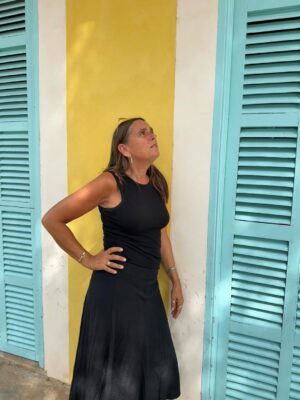 Anne Hjernøe Instagram - Når man gerne vil fotograferes foran det pæne hus;) Hjemme igen efter et par uger i Andalusien & på Mallorca. Fyldt fint op af solskin & godt selskab. Nu venter efterårsmåneder med bogskrivning, foredrag, podcasts & optagelser som jeg nok skal fortælle mere om senere❤️