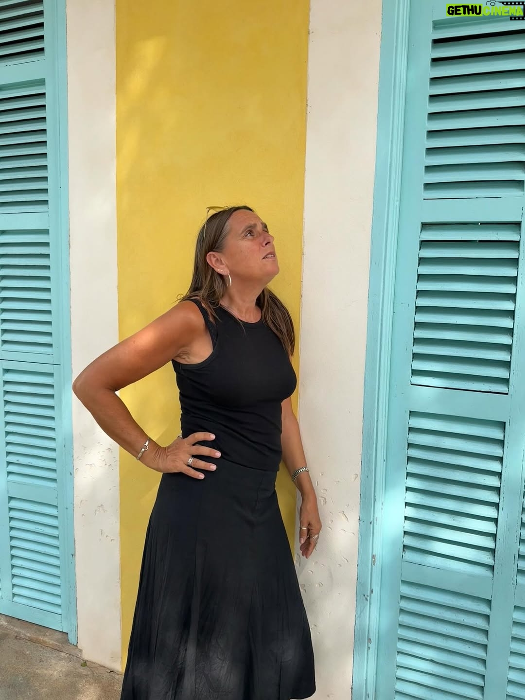 Anne Hjernøe - 3.8K Likes - Når man gerne vil fotograferes foran det pæne hus;) Hjemme igen efter et par uger i Andalusien & på Mallorca. Fyldt fint op af solskin & godt selskab. Nu venter efterårsmåneder med bogskrivning, foredrag, podcasts & optagelser som jeg nok skal fortælle mere om senere❤️