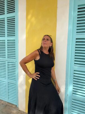Anne Hjernøe Instagram - Når man gerne vil fotograferes foran det pæne hus;) Hjemme igen efter et par uger i Andalusien & på Mallorca. Fyldt fint op af solskin & godt selskab. Nu venter efterårsmåneder med bogskrivning, foredrag, podcasts & optagelser som jeg nok skal fortælle mere om senere❤️
