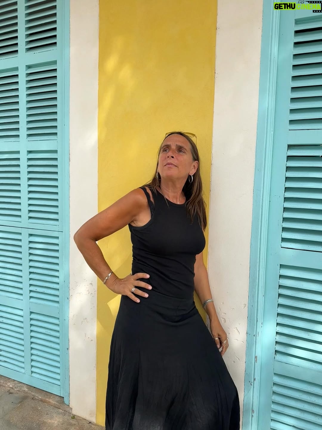 Anne Hjernøe - 3.8K Likes - Når man gerne vil fotograferes foran det pæne hus;) Hjemme igen efter et par uger i Andalusien & på Mallorca. Fyldt fint op af solskin & godt selskab. Nu venter efterårsmåneder med bogskrivning, foredrag, podcasts & optagelser som jeg nok skal fortælle mere om senere❤️