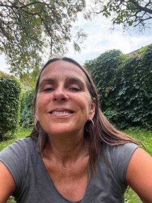 Anne Hjernøe Instagram - Der lander så mange gode projekter i mit arbejdsliv for tiden og det er jeg dybt taknemmelig over❤️ Lige nu skriver jeg på 2 bøger der udkommer hos @politikensforlag i 2026, og en 3. er i støbeskeen. Snart afholder jeg de sidste kurser nogensinde og bagefter starter et nyt projekt jeg er meget spændt på, både at lave men også fortælle jer om. I morgen holder jeg foredrag i Rødding om A&A, torsdag optager vi programmet Gudstjenesten til DR2 og bagefter holder jeg foredrag i Ringkøbing om Det gode, sunde, lange liv. Jeg føler så småt jeg er ved at lande på benene igen, og det føles rigtig godt. PS. Er du interesseret i debatten om aktiv dødshjælp? Så har jeg (og mange andre) skrevet et kapitel til bogen”Døden på recept” der udkommer på @gads_forlag i starten af september💙 Håber I nyder det sidste af sommeren🥰