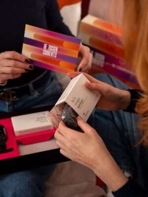 Annelien Coorevits Instagram - Onze nieuwe merch al gespot? 👀
Ideaal kerstcadeau voor jezelf, of voor je lieve vriendin Sandra! ✨
🛍️ Beschikbaar in onze webshop (link in bio)
#dezussencoorevits