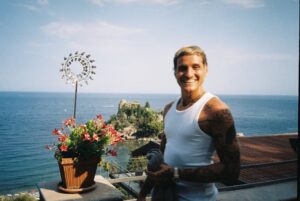 Annet Charitonova Instagram - par na film zaznamenanych oblibenych chvil roku 2025 💌
a ze jich bylo! 
kratce - kdyz pracuju, kdyz odpocivam, kdyz struggluju, kdyz se smeju, kdyz ziju - miluju to vsechno

dekuju vsem, kteri jste se mnou tento rok byli jakkoli v kontaktu, s kym jsme se potkavali, tvorili, smali se, i tem, se kteryma jsem neresila vzdy to nejprijemnejsi
dekuju za vasi podporu
preju si do pristiho roku jediny - pridavam v treku, ktery mi od jeho vydani hraje minimalne jednou denne v usich a message ma jasnou 💌

jo a ten merch pridam zase od nedele do nedele do preorderu, protoze si o nej hrozne moc pisete a za to vazne moc dekuju 🫂🫂🫂