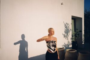 Annet Charitonova Instagram - par na film zaznamenanych oblibenych chvil roku 2025 💌
a ze jich bylo! 
kratce - kdyz pracuju, kdyz odpocivam, kdyz struggluju, kdyz se smeju, kdyz ziju - miluju to vsechno

dekuju vsem, kteri jste se mnou tento rok byli jakkoli v kontaktu, s kym jsme se potkavali, tvorili, smali se, i tem, se kteryma jsem neresila vzdy to nejprijemnejsi
dekuju za vasi podporu
preju si do pristiho roku jediny - pridavam v treku, ktery mi od jeho vydani hraje minimalne jednou denne v usich a message ma jasnou 💌

jo a ten merch pridam zase od nedele do nedele do preorderu, protoze si o nej hrozne moc pisete a za to vazne moc dekuju 🫂🫂🫂