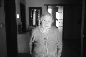 Annet Charitonova Instagram - par na film zaznamenanych oblibenych chvil roku 2025 💌
a ze jich bylo! 
kratce - kdyz pracuju, kdyz odpocivam, kdyz struggluju, kdyz se smeju, kdyz ziju - miluju to vsechno

dekuju vsem, kteri jste se mnou tento rok byli jakkoli v kontaktu, s kym jsme se potkavali, tvorili, smali se, i tem, se kteryma jsem neresila vzdy to nejprijemnejsi
dekuju za vasi podporu
preju si do pristiho roku jediny - pridavam v treku, ktery mi od jeho vydani hraje minimalne jednou denne v usich a message ma jasnou 💌

jo a ten merch pridam zase od nedele do nedele do preorderu, protoze si o nej hrozne moc pisete a za to vazne moc dekuju 🫂🫂🫂
