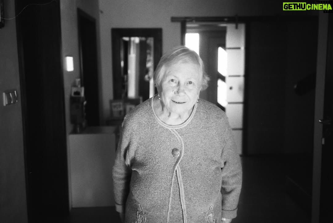 Annet Charitonova - 9.3K Likes - par na film zaznamenanych oblibenych chvil roku 2025 💌
a ze jich bylo! 
kratce - kdyz pracuju, kdyz odpocivam, kdyz struggluju, kdyz se smeju, kdyz ziju - miluju to vsechno

dekuju vsem, kteri jste se mnou tento rok byli jakkoli v kontaktu, s kym jsme se potkavali, tvorili, smali se, i tem, se kteryma jsem neresila vzdy to nejprijemnejsi
dekuju za vasi podporu
preju si do pristiho roku jediny - pridavam v treku, ktery mi od jeho vydani hraje minimalne jednou denne v usich a message ma jasnou 💌

jo a ten merch pridam zase od nedele do nedele do preorderu, protoze si o nej hrozne moc pisete a za to vazne moc dekuju 🫂🫂🫂