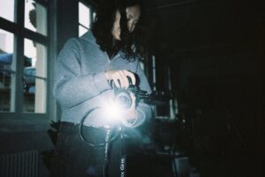 Annet Charitonova Instagram - par na film zaznamenanych oblibenych chvil roku 2025 💌
a ze jich bylo! 
kratce - kdyz pracuju, kdyz odpocivam, kdyz struggluju, kdyz se smeju, kdyz ziju - miluju to vsechno

dekuju vsem, kteri jste se mnou tento rok byli jakkoli v kontaktu, s kym jsme se potkavali, tvorili, smali se, i tem, se kteryma jsem neresila vzdy to nejprijemnejsi
dekuju za vasi podporu
preju si do pristiho roku jediny - pridavam v treku, ktery mi od jeho vydani hraje minimalne jednou denne v usich a message ma jasnou 💌

jo a ten merch pridam zase od nedele do nedele do preorderu, protoze si o nej hrozne moc pisete a za to vazne moc dekuju 🫂🫂🫂
