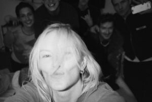 Annet Charitonova Instagram - par na film zaznamenanych oblibenych chvil roku 2025 💌
a ze jich bylo! 
kratce - kdyz pracuju, kdyz odpocivam, kdyz struggluju, kdyz se smeju, kdyz ziju - miluju to vsechno

dekuju vsem, kteri jste se mnou tento rok byli jakkoli v kontaktu, s kym jsme se potkavali, tvorili, smali se, i tem, se kteryma jsem neresila vzdy to nejprijemnejsi
dekuju za vasi podporu
preju si do pristiho roku jediny - pridavam v treku, ktery mi od jeho vydani hraje minimalne jednou denne v usich a message ma jasnou 💌

jo a ten merch pridam zase od nedele do nedele do preorderu, protoze si o nej hrozne moc pisete a za to vazne moc dekuju 🫂🫂🫂