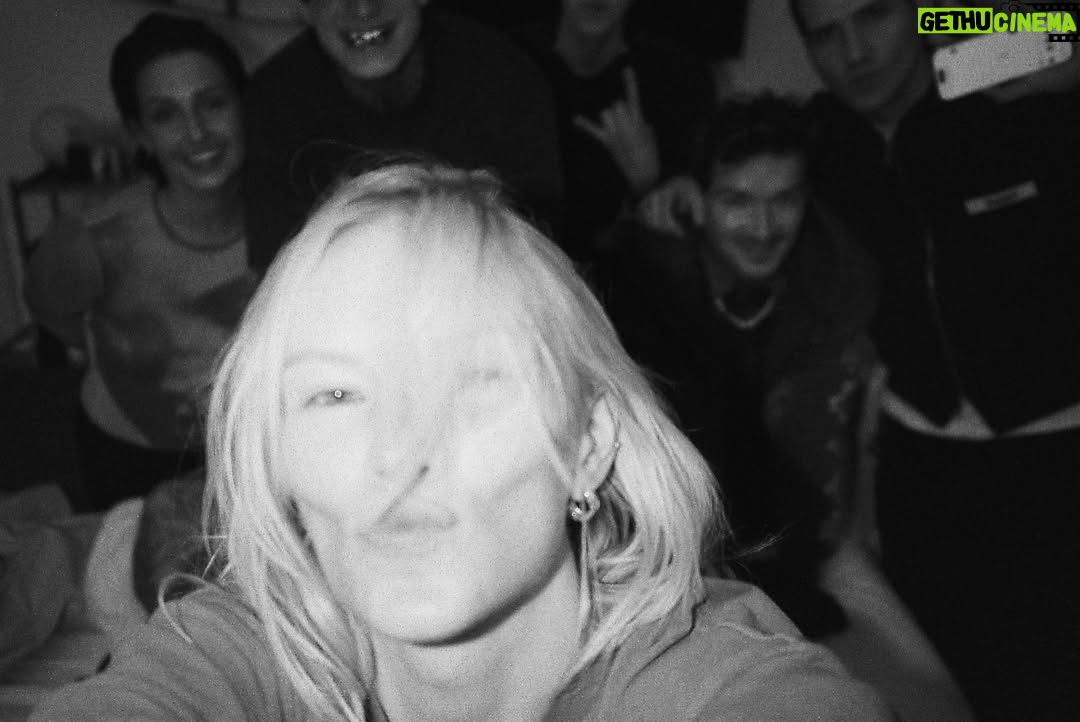 Annet Charitonova - 9.3K Likes - par na film zaznamenanych oblibenych chvil roku 2025 💌
a ze jich bylo! 
kratce - kdyz pracuju, kdyz odpocivam, kdyz struggluju, kdyz se smeju, kdyz ziju - miluju to vsechno

dekuju vsem, kteri jste se mnou tento rok byli jakkoli v kontaktu, s kym jsme se potkavali, tvorili, smali se, i tem, se kteryma jsem neresila vzdy to nejprijemnejsi
dekuju za vasi podporu
preju si do pristiho roku jediny - pridavam v treku, ktery mi od jeho vydani hraje minimalne jednou denne v usich a message ma jasnou 💌

jo a ten merch pridam zase od nedele do nedele do preorderu, protoze si o nej hrozne moc pisete a za to vazne moc dekuju 🫂🫂🫂