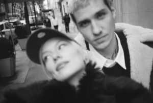Annet Charitonova Instagram - par na film zaznamenanych oblibenych chvil roku 2025 💌
a ze jich bylo! 
kratce - kdyz pracuju, kdyz odpocivam, kdyz struggluju, kdyz se smeju, kdyz ziju - miluju to vsechno

dekuju vsem, kteri jste se mnou tento rok byli jakkoli v kontaktu, s kym jsme se potkavali, tvorili, smali se, i tem, se kteryma jsem neresila vzdy to nejprijemnejsi
dekuju za vasi podporu
preju si do pristiho roku jediny - pridavam v treku, ktery mi od jeho vydani hraje minimalne jednou denne v usich a message ma jasnou 💌

jo a ten merch pridam zase od nedele do nedele do preorderu, protoze si o nej hrozne moc pisete a za to vazne moc dekuju 🫂🫂🫂