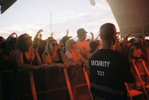 Annet Charitonova Instagram - par na film zaznamenanych oblibenych chvil roku 2025 💌
a ze jich bylo! 
kratce - kdyz pracuju, kdyz odpocivam, kdyz struggluju, kdyz se smeju, kdyz ziju - miluju to vsechno

dekuju vsem, kteri jste se mnou tento rok byli jakkoli v kontaktu, s kym jsme se potkavali, tvorili, smali se, i tem, se kteryma jsem neresila vzdy to nejprijemnejsi
dekuju za vasi podporu
preju si do pristiho roku jediny - pridavam v treku, ktery mi od jeho vydani hraje minimalne jednou denne v usich a message ma jasnou 💌

jo a ten merch pridam zase od nedele do nedele do preorderu, protoze si o nej hrozne moc pisete a za to vazne moc dekuju 🫂🫂🫂