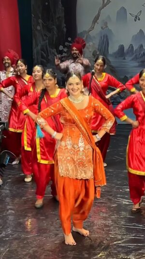 Annie Rana Instagram - Ve Sajjna Ashke 😍👌
.
@ksmakhanofficial @hotshot.music @ihitesh1
.
.
#ashke #newpunjabisong #punjabidance #bhangra #bhangralover #gidha #punjabisuit #punjabilook #ksmakhan