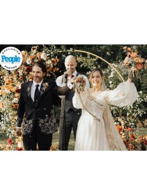 Annika Noelle Instagram - Thank you again to @people for the beautiful exclusive and @heirlumephotography for capturing the joy. ✨

Article is linked in my bio 🔗