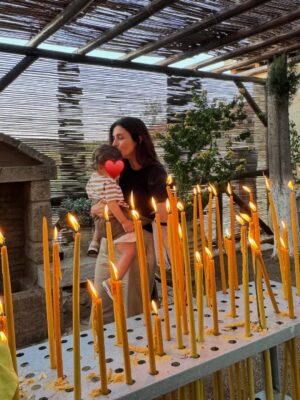 Antigone Kouloukakos Instagram - Το ταξίδι της μητρότητας είναι ενίοτε μοναχικό αλλά παντελώς μαγικό. Ο γιος μου είναι 17 μηνών κ όσα δεν έμαθα μία ζωη, μου τα έχει μάθει εκείνος χωρίς να πει μια λέξη.
Είναι αλήθεια ότι για να μεγαλώσει ένα παιδί χρειάζεται ένα χωριό απο ανθρώπους γύρω σου με πολλή κ σταθερή αγάπη  ώστε ο κόσμος σου, κατ’ επέκταση η ζωη γύρω του να δονείται σ’ ένα συγκεκριμένο ρυθμό. 
Είμαι ευγνώμων για το δικό μου χωριό κ νιώθω τυχερή πολύ.
Αυτός ο δεκαπενταύγουστος είχε ολα όσα ήθελα κ ζήτησα, επιθύμησα κ αγάπησα αλλά κ άφησα, συγχώρεσα κ έθαψα στη λήθη του χρόνου. 
Ο χρόνος μας τα λέει ολα, πάντοτε.
Αγαπώ τον χρόνο που περνάει κ μεγαλώνω.
Σε ευχαριστώ.
Με αγάπη, αλήθεια κ φως. ΑΚ

My thoughts out loud & clear.  #antigonekouloukakos