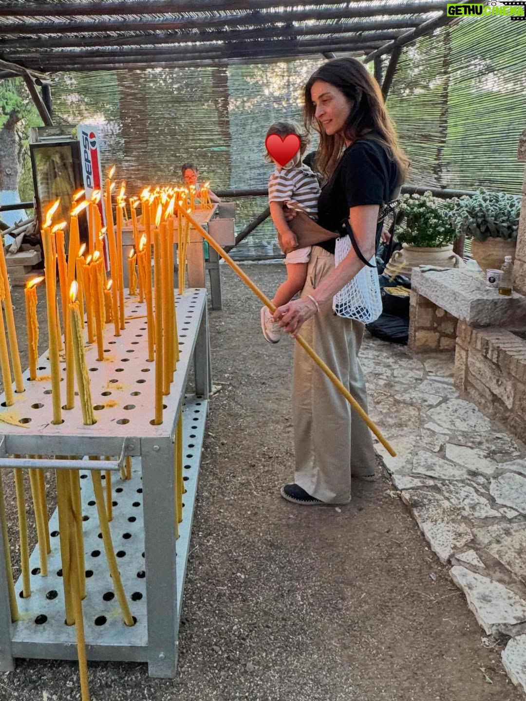 Antigone Kouloukakos - 5.3K Likes - Το ταξίδι της μητρότητας είναι ενίοτε μοναχικό αλλά παντελώς μαγικό. Ο γιος μου είναι 17 μηνών κ όσα δεν έμαθα μία ζωη, μου τα έχει μάθει εκείνος χωρίς να πει μια λέξη.
Είναι αλήθεια ότι για να μεγαλώσει ένα παιδί χρειάζεται ένα χωριό απο ανθρώπους γύρω σου με πολλή κ σταθερή αγάπη  ώστε ο κόσμος σου, κατ’ επέκταση η ζωη γύρω του να δονείται σ’ ένα συγκεκριμένο ρυθμό. 
Είμαι ευγνώμων για το δικό μου χωριό κ νιώθω τυχερή πολύ.
Αυτός ο δεκαπενταύγουστος είχε ολα όσα ήθελα κ ζήτησα, επιθύμησα κ αγάπησα αλλά κ άφησα, συγχώρεσα κ έθαψα στη λήθη του χρόνου. 
Ο χρόνος μας τα λέει ολα, πάντοτε.
Αγαπώ τον χρόνο που περνάει κ μεγαλώνω.
Σε ευχαριστώ.
Με αγάπη, αλήθεια κ φως. ΑΚ

My thoughts out loud & clear.  #antigonekouloukakos