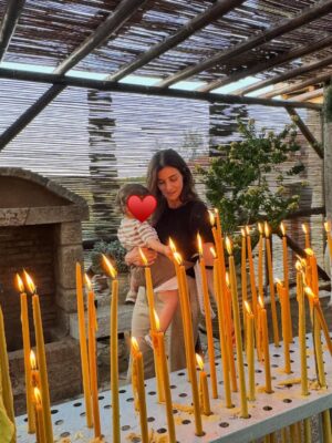 Antigone Kouloukakos Instagram - Το ταξίδι της μητρότητας είναι ενίοτε μοναχικό αλλά παντελώς μαγικό. Ο γιος μου είναι 17 μηνών κ όσα δεν έμαθα μία ζωη, μου τα έχει μάθει εκείνος χωρίς να πει μια λέξη.
Είναι αλήθεια ότι για να μεγαλώσει ένα παιδί χρειάζεται ένα χωριό απο ανθρώπους γύρω σου με πολλή κ σταθερή αγάπη  ώστε ο κόσμος σου, κατ’ επέκταση η ζωη γύρω του να δονείται σ’ ένα συγκεκριμένο ρυθμό. 
Είμαι ευγνώμων για το δικό μου χωριό κ νιώθω τυχερή πολύ.
Αυτός ο δεκαπενταύγουστος είχε ολα όσα ήθελα κ ζήτησα, επιθύμησα κ αγάπησα αλλά κ άφησα, συγχώρεσα κ έθαψα στη λήθη του χρόνου. 
Ο χρόνος μας τα λέει ολα, πάντοτε.
Αγαπώ τον χρόνο που περνάει κ μεγαλώνω.
Σε ευχαριστώ.
Με αγάπη, αλήθεια κ φως. ΑΚ

My thoughts out loud & clear.  #antigonekouloukakos