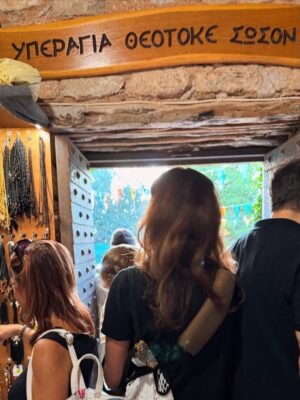 Antigone Kouloukakos Instagram - Το ταξίδι της μητρότητας είναι ενίοτε μοναχικό αλλά παντελώς μαγικό. Ο γιος μου είναι 17 μηνών κ όσα δεν έμαθα μία ζωη, μου τα έχει μάθει εκείνος χωρίς να πει μια λέξη.
Είναι αλήθεια ότι για να μεγαλώσει ένα παιδί χρειάζεται ένα χωριό απο ανθρώπους γύρω σου με πολλή κ σταθερή αγάπη  ώστε ο κόσμος σου, κατ’ επέκταση η ζωη γύρω του να δονείται σ’ ένα συγκεκριμένο ρυθμό. 
Είμαι ευγνώμων για το δικό μου χωριό κ νιώθω τυχερή πολύ.
Αυτός ο δεκαπενταύγουστος είχε ολα όσα ήθελα κ ζήτησα, επιθύμησα κ αγάπησα αλλά κ άφησα, συγχώρεσα κ έθαψα στη λήθη του χρόνου. 
Ο χρόνος μας τα λέει ολα, πάντοτε.
Αγαπώ τον χρόνο που περνάει κ μεγαλώνω.
Σε ευχαριστώ.
Με αγάπη, αλήθεια κ φως. ΑΚ

My thoughts out loud & clear.  #antigonekouloukakos