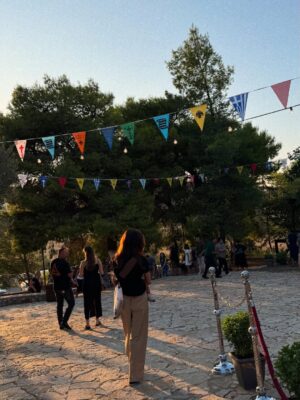 Antigone Kouloukakos Instagram - Το ταξίδι της μητρότητας είναι ενίοτε μοναχικό αλλά παντελώς μαγικό. Ο γιος μου είναι 17 μηνών κ όσα δεν έμαθα μία ζωη, μου τα έχει μάθει εκείνος χωρίς να πει μια λέξη.
Είναι αλήθεια ότι για να μεγαλώσει ένα παιδί χρειάζεται ένα χωριό απο ανθρώπους γύρω σου με πολλή κ σταθερή αγάπη  ώστε ο κόσμος σου, κατ’ επέκταση η ζωη γύρω του να δονείται σ’ ένα συγκεκριμένο ρυθμό. 
Είμαι ευγνώμων για το δικό μου χωριό κ νιώθω τυχερή πολύ.
Αυτός ο δεκαπενταύγουστος είχε ολα όσα ήθελα κ ζήτησα, επιθύμησα κ αγάπησα αλλά κ άφησα, συγχώρεσα κ έθαψα στη λήθη του χρόνου. 
Ο χρόνος μας τα λέει ολα, πάντοτε.
Αγαπώ τον χρόνο που περνάει κ μεγαλώνω.
Σε ευχαριστώ.
Με αγάπη, αλήθεια κ φως. ΑΚ

My thoughts out loud & clear.  #antigonekouloukakos