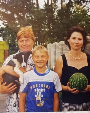 Antonina Khyzhniak Instagram - Братику, з днем народження 🥳🎁
Ти народився в розпал зими❄️, я — літа🌞
Тож дитинство пройшло в боротьбі двох стихій ⚡️🙈
Але найголовніше, що нам вистачило розуму і терпіння побудувати заново наші стосунки 🥹🥹🥹🫂🫂🫂
Я пишаюсь твоєю цілеспрямованістю, твоїми досягненнями, ти багато в чому новатор в нашій сімʼї!!!
ТИ — мій головний подарунок від батьків 🥰🥰🥰
Дякую тобі за ТЕБЕ 🥹🫂🫂🫂
P.S. Останні два фото про стабільність в бабусиній квартирі, цей килим на стіні здається вічний 😂
