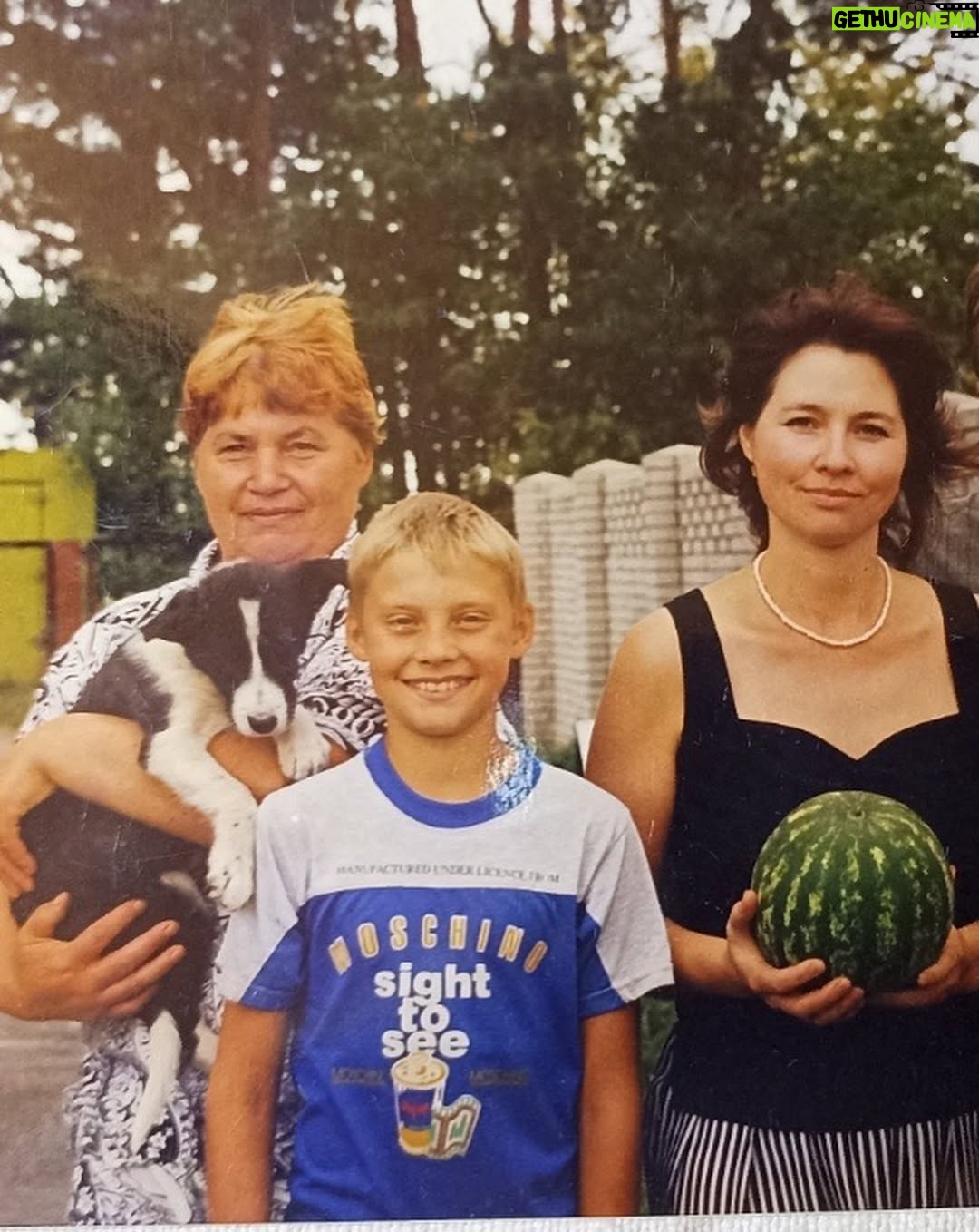 Antonina Khyzhniak - 42.9K Likes - Братику, з днем народження 🥳🎁
Ти народився в розпал зими❄️, я — літа🌞
Тож дитинство пройшло в боротьбі двох стихій ⚡️🙈

Але найголовніше, що нам вистачило розуму і терпіння побудувати заново наші стосунки 🥹🥹🥹🫂🫂🫂

Я пишаюсь твоєю цілеспрямованістю, твоїми досягненнями, ти багато в чому новатор в нашій сімʼї!!! 

ТИ — мій головний подарунок від батьків 🥰🥰🥰 
Дякую тобі за ТЕБЕ 🥹🫂🫂🫂

P.S. Останні два фото про стабільність в бабусиній квартирі, цей килим на стіні здається вічний 😂