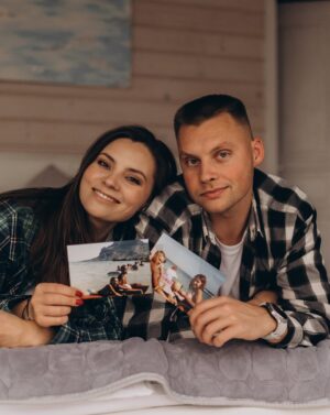 Antonina Khyzhniak Instagram - Братику, з днем народження 🥳🎁
Ти народився в розпал зими❄️, я — літа🌞
Тож дитинство пройшло в боротьбі двох стихій ⚡️🙈
Але найголовніше, що нам вистачило розуму і терпіння побудувати заново наші стосунки 🥹🥹🥹🫂🫂🫂
Я пишаюсь твоєю цілеспрямованістю, твоїми досягненнями, ти багато в чому новатор в нашій сімʼї!!!
ТИ — мій головний подарунок від батьків 🥰🥰🥰
Дякую тобі за ТЕБЕ 🥹🫂🫂🫂
P.S. Останні два фото про стабільність в бабусиній квартирі, цей килим на стіні здається вічний 😂