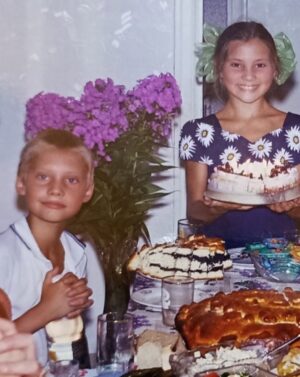 Antonina Khyzhniak Instagram - Братику, з днем народження 🥳🎁
Ти народився в розпал зими❄️, я — літа🌞
Тож дитинство пройшло в боротьбі двох стихій ⚡️🙈
Але найголовніше, що нам вистачило розуму і терпіння побудувати заново наші стосунки 🥹🥹🥹🫂🫂🫂
Я пишаюсь твоєю цілеспрямованістю, твоїми досягненнями, ти багато в чому новатор в нашій сімʼї!!!
ТИ — мій головний подарунок від батьків 🥰🥰🥰
Дякую тобі за ТЕБЕ 🥹🫂🫂🫂
P.S. Останні два фото про стабільність в бабусиній квартирі, цей килим на стіні здається вічний 😂
