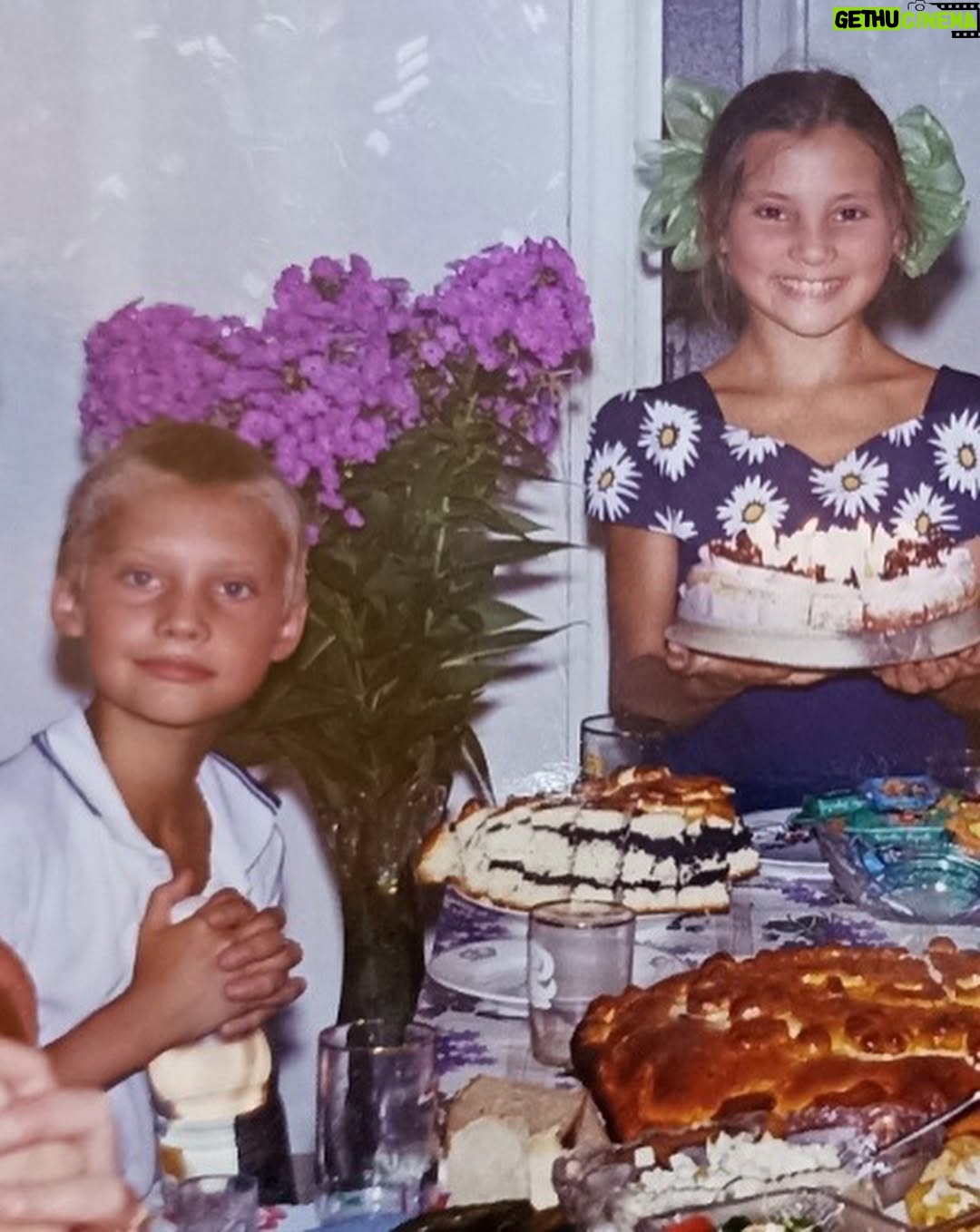 Antonina Khyzhniak - 42.9K Likes - Братику, з днем народження 🥳🎁
Ти народився в розпал зими❄️, я — літа🌞
Тож дитинство пройшло в боротьбі двох стихій ⚡️🙈

Але найголовніше, що нам вистачило розуму і терпіння побудувати заново наші стосунки 🥹🥹🥹🫂🫂🫂

Я пишаюсь твоєю цілеспрямованістю, твоїми досягненнями, ти багато в чому новатор в нашій сімʼї!!! 

ТИ — мій головний подарунок від батьків 🥰🥰🥰 
Дякую тобі за ТЕБЕ 🥹🫂🫂🫂

P.S. Останні два фото про стабільність в бабусиній квартирі, цей килим на стіні здається вічний 😂
