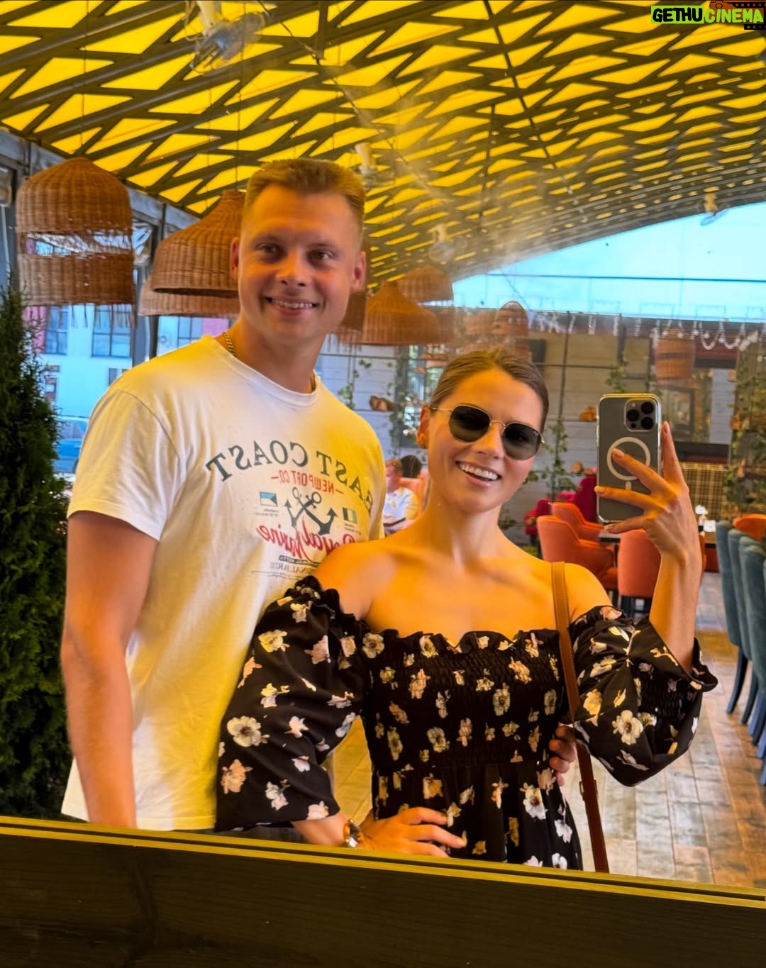 Antonina Khyzhniak - 42.9K Likes - Братику, з днем народження 🥳🎁
Ти народився в розпал зими❄️, я — літа🌞
Тож дитинство пройшло в боротьбі двох стихій ⚡️🙈

Але найголовніше, що нам вистачило розуму і терпіння побудувати заново наші стосунки 🥹🥹🥹🫂🫂🫂

Я пишаюсь твоєю цілеспрямованістю, твоїми досягненнями, ти багато в чому новатор в нашій сімʼї!!! 

ТИ — мій головний подарунок від батьків 🥰🥰🥰 
Дякую тобі за ТЕБЕ 🥹🫂🫂🫂

P.S. Останні два фото про стабільність в бабусиній квартирі, цей килим на стіні здається вічний 😂