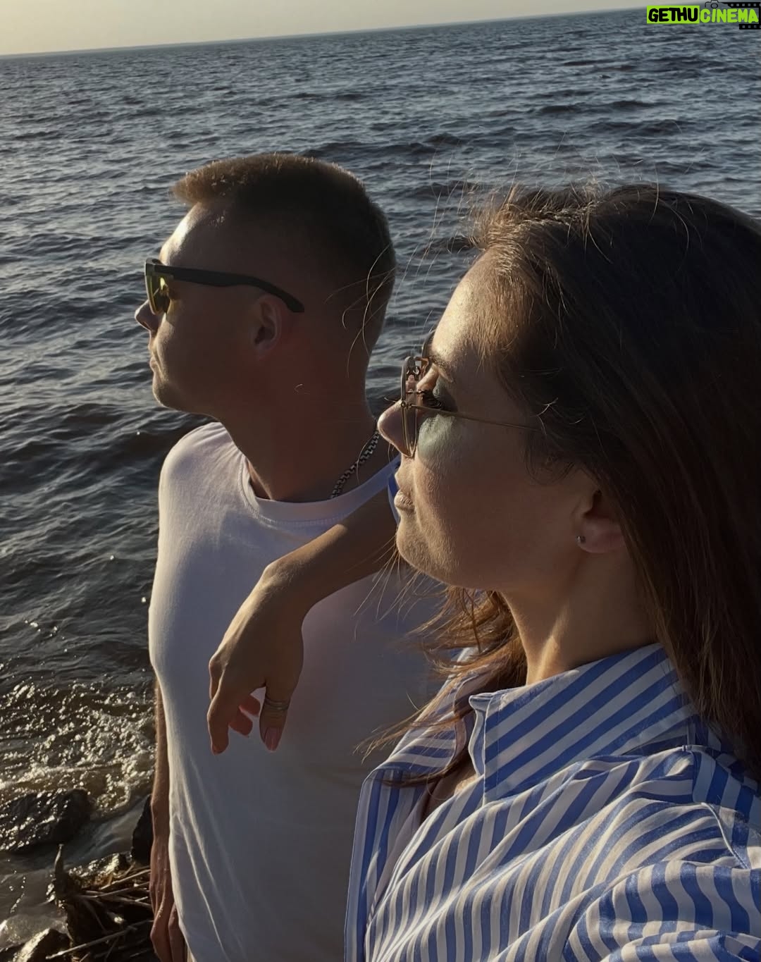 Antonina Khyzhniak - 42.9K Likes - Братику, з днем народження 🥳🎁
Ти народився в розпал зими❄️, я — літа🌞
Тож дитинство пройшло в боротьбі двох стихій ⚡️🙈

Але найголовніше, що нам вистачило розуму і терпіння побудувати заново наші стосунки 🥹🥹🥹🫂🫂🫂

Я пишаюсь твоєю цілеспрямованістю, твоїми досягненнями, ти багато в чому новатор в нашій сімʼї!!! 

ТИ — мій головний подарунок від батьків 🥰🥰🥰 
Дякую тобі за ТЕБЕ 🥹🫂🫂🫂

P.S. Останні два фото про стабільність в бабусиній квартирі, цей килим на стіні здається вічний 😂
