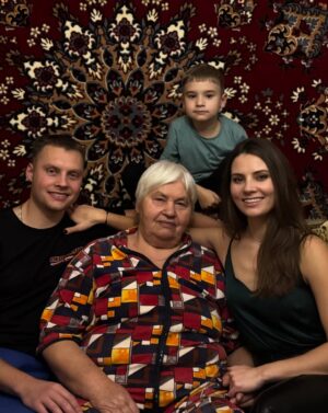 Antonina Khyzhniak Instagram - Братику, з днем народження 🥳🎁
Ти народився в розпал зими❄️, я — літа🌞
Тож дитинство пройшло в боротьбі двох стихій ⚡️🙈
Але найголовніше, що нам вистачило розуму і терпіння побудувати заново наші стосунки 🥹🥹🥹🫂🫂🫂
Я пишаюсь твоєю цілеспрямованістю, твоїми досягненнями, ти багато в чому новатор в нашій сімʼї!!!
ТИ — мій головний подарунок від батьків 🥰🥰🥰
Дякую тобі за ТЕБЕ 🥹🫂🫂🫂
P.S. Останні два фото про стабільність в бабусиній квартирі, цей килим на стіні здається вічний 😂