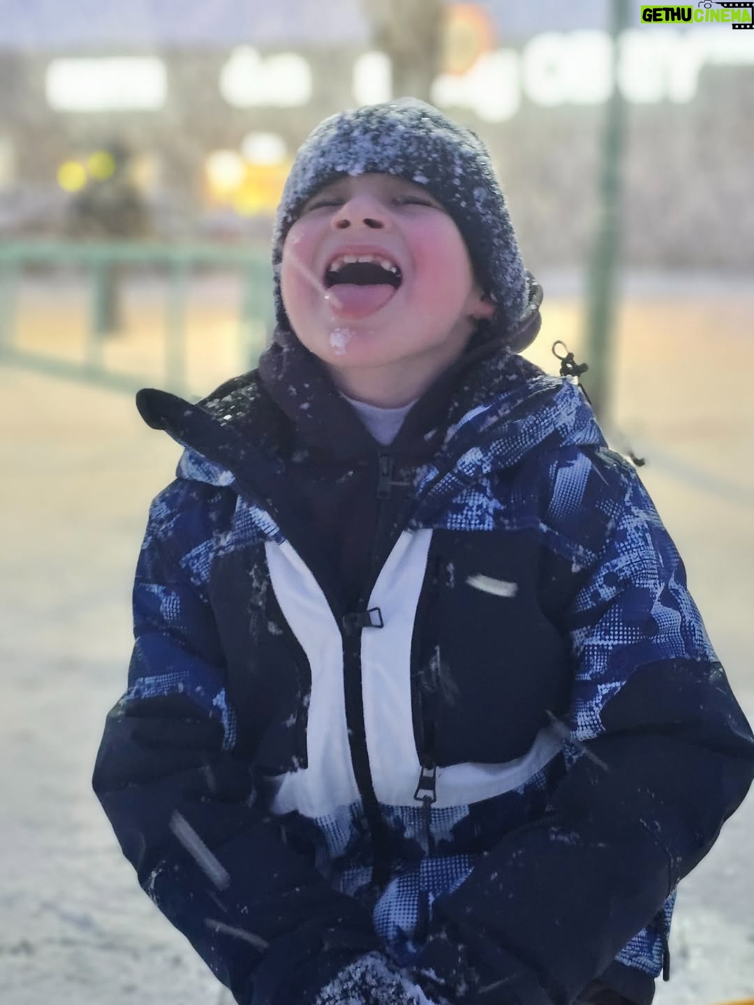 Antonina Khyzhniak - 35.8K Likes - З Новим Роком 2026, мої дорогі!!! 🎄
Нехай світло переможе морок 🌟 
Вітаю всіх наших захисників і захисниць, завдяки вам ми сьогодні святкуємо з нашими рідними 🙏🫂🫂🫂