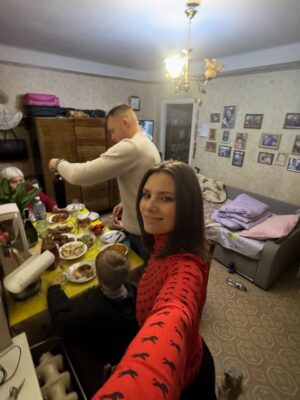 Antonina Khyzhniak Instagram - З Новим Роком 2026, мої дорогі!!! 🎄
Нехай світло переможе морок 🌟
Вітаю всіх наших захисників і захисниць, завдяки вам ми сьогодні святкуємо з нашими рідними 🙏🫂🫂🫂
