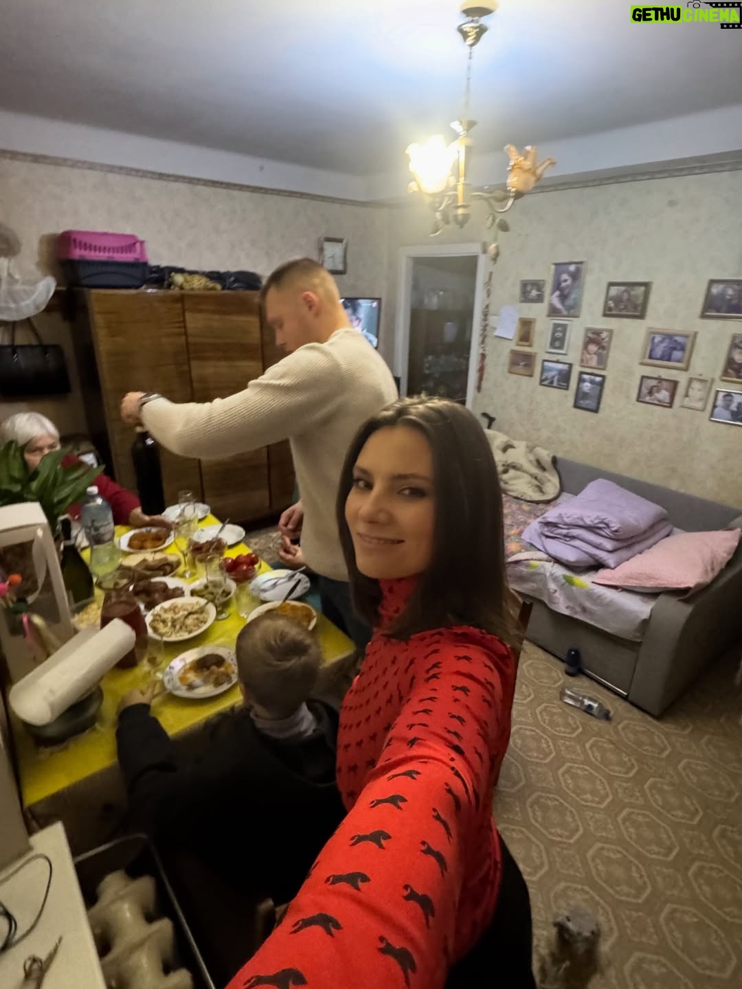 Antonina Khyzhniak - 35.8K Likes - З Новим Роком 2026, мої дорогі!!! 🎄
Нехай світло переможе морок 🌟 
Вітаю всіх наших захисників і захисниць, завдяки вам ми сьогодні святкуємо з нашими рідними 🙏🫂🫂🫂