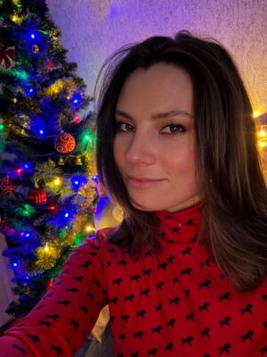 Antonina Khyzhniak Instagram - З Новим Роком 2026, мої дорогі!!! 🎄
Нехай світло переможе морок 🌟
Вітаю всіх наших захисників і захисниць, завдяки вам ми сьогодні святкуємо з нашими рідними 🙏🫂🫂🫂