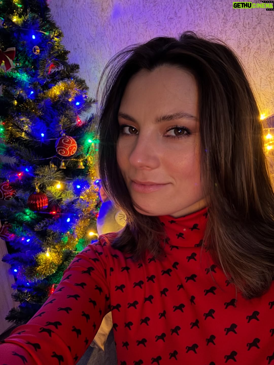 Antonina Khyzhniak - 35.8K Likes - З Новим Роком 2026, мої дорогі!!! 🎄
Нехай світло переможе морок 🌟 
Вітаю всіх наших захисників і захисниць, завдяки вам ми сьогодні святкуємо з нашими рідними 🙏🫂🫂🫂