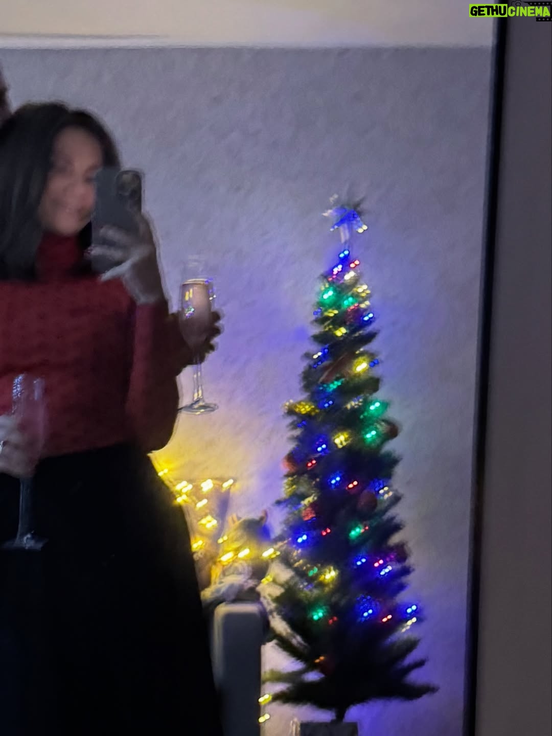 Antonina Khyzhniak - 35.8K Likes - З Новим Роком 2026, мої дорогі!!! 🎄
Нехай світло переможе морок 🌟 
Вітаю всіх наших захисників і захисниць, завдяки вам ми сьогодні святкуємо з нашими рідними 🙏🫂🫂🫂