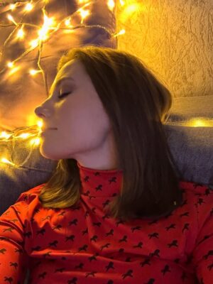 Antonina Khyzhniak Instagram - З Новим Роком 2026, мої дорогі!!! 🎄
Нехай світло переможе морок 🌟
Вітаю всіх наших захисників і захисниць, завдяки вам ми сьогодні святкуємо з нашими рідними 🙏🫂🫂🫂