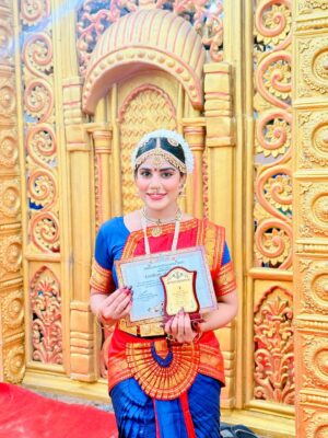 Anu Kanu Instagram - ✨ Keep shining & let your achievements light up every stage you step on! 🎉👸🙏
.
.
.
#anushkikanushki #achivement #blessings #indianawards #bharathanatyam #indianculture #traditionalattire
