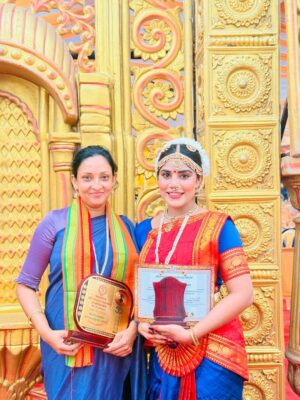 Anu Kanu Instagram - ✨ Keep shining & let your achievements light up every stage you step on! 🎉👸🙏
.
.
.
#anushkikanushki #achivement #blessings #indianawards #bharathanatyam #indianculture #traditionalattire