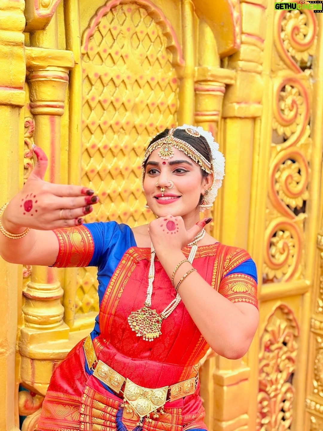 Anu Kanu - 5.4K Likes - ✨ Keep shining & let your achievements light up every stage you step on! 🎉👸🙏
.
.
.
#anushkikanushki #achivement #blessings #indianawards #bharathanatyam #indianculture #traditionalattire