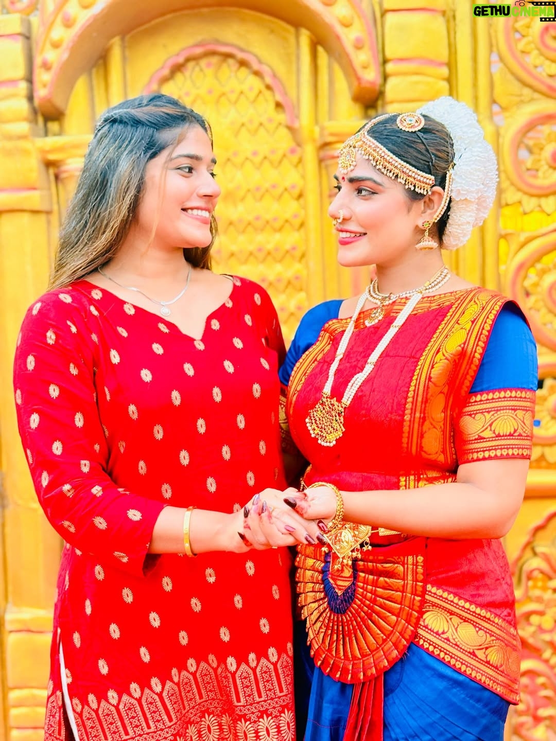 Anu Kanu - 5.4K Likes - ✨ Keep shining & let your achievements light up every stage you step on! 🎉👸🙏
.
.
.
#anushkikanushki #achivement #blessings #indianawards #bharathanatyam #indianculture #traditionalattire