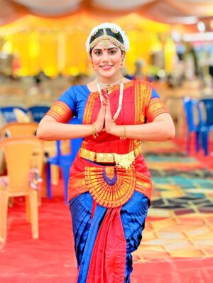 Anu Kanu Instagram - ✨ Keep shining & let your achievements light up every stage you step on! 🎉👸🙏
.
.
.
#anushkikanushki #achivement #blessings #indianawards #bharathanatyam #indianculture #traditionalattire