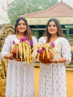Anu Kanu Instagram - පලසක් විලස යන මග මල් ඇතිරේවා...🌻
පහන් විලක් සේ නෙතු දැල් වේවා...🪔🌷
වසන්තයක් සේ දිවි සරු වේවා...⛅🌸

අරුතක් ගෙනෙන, සාමය, සතුට පිරි නව වසරක් වේවා...!!!🙏🌼
✨2026✨