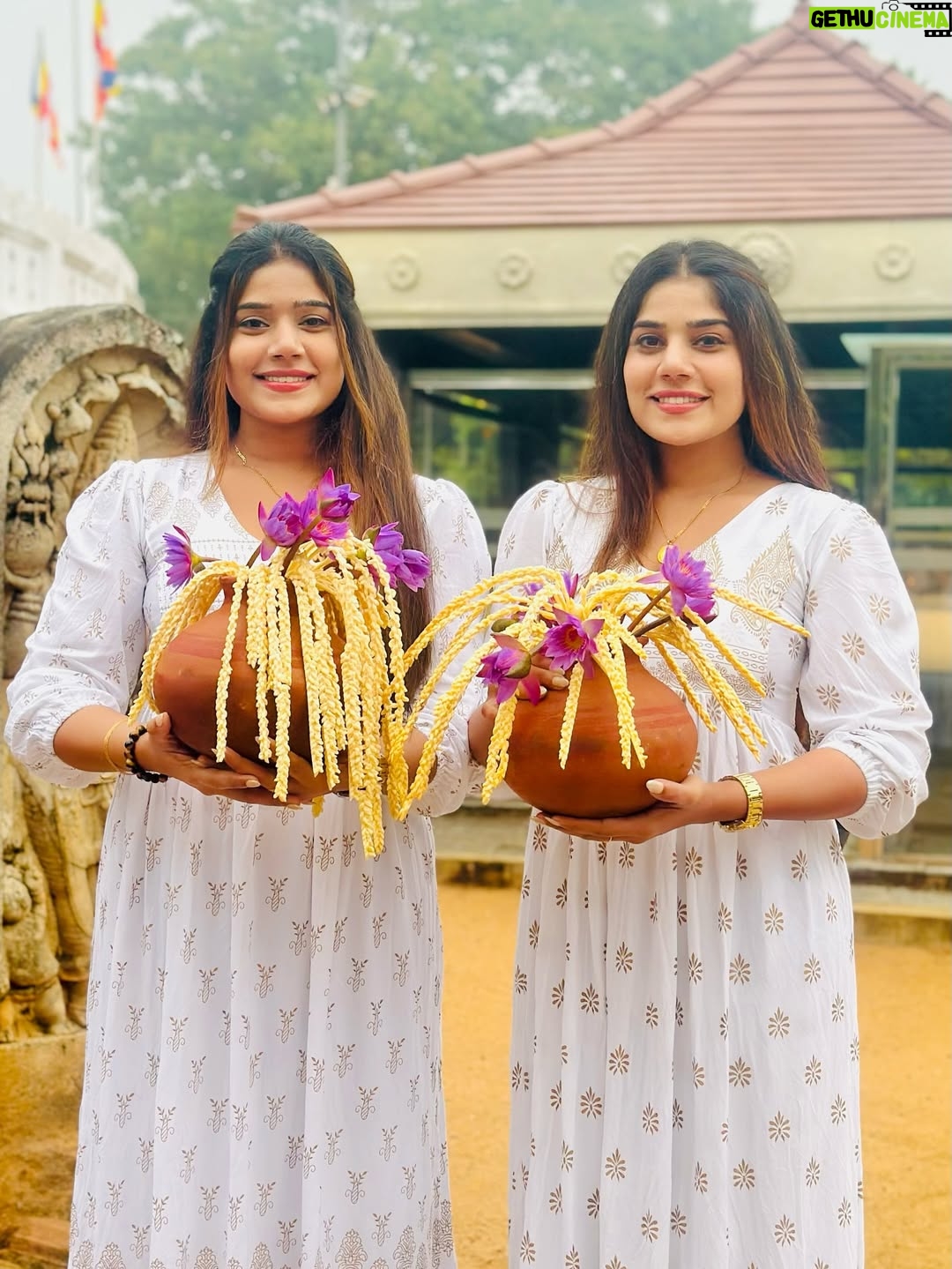 Anu Kanu - 3.7K Likes - පලසක් විලස යන මග මල් ඇතිරේවා...🌻
පහන් විලක් සේ නෙතු දැල් වේවා...🪔🌷
වසන්තයක් සේ දිවි සරු වේවා...⛅🌸

අරුතක් ගෙනෙන, සාමය, සතුට පිරි නව වසරක් වේවා...!!!🙏🌼
✨2026✨